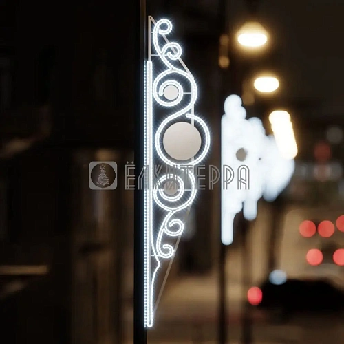 Консоль новогодняя яркая слева и справа от столба